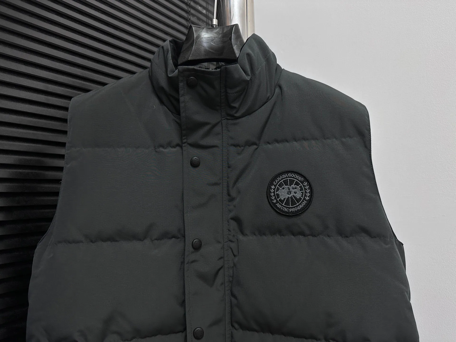 P360 [Canada Goose] Canada Goose black label #Freestyle Crew 4151mb men’s and women’s vest down ➖ Imported Behringer embroidery machine with customized 10,000-needle embroidery label! ➖ Imported 21-count polyester-cotton blended original fabric, using Feather-Light 10D waterproof coating fabric, made of 84.5% polyester fiber and 15.5% cotton, 100% the best feel in the entire network! ➖ The genuine official website uses the national standard 80 white duck down, and will never be misled by false claims such as 90 down or goose down! ➖ 100% nylon nylon lining with double double-layer sealing design to prevent velvet from running away. Top-grade polar fleece is used in the collar and pockets to keep warm and comfortable! ➖ Yoshida YKK provides original custom-made electroplated sliders. YKK two-way lockable zippers are tight and smooth and will not peel off paint! ➖ 3M composite original Velcro is durable, and all accessories and hardware are disassembled and customized! ⛔No slander, no exaggeration, no need for too much copywriting, because it is focused, it is professional!  SIZE: XS S M L XL XXL